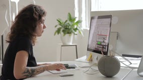 Empregado do sexo feminino que trabalha no computador que senta-se no escritório Brunette atrativo video estoque Empregado do sexo feminino que trabalha no computador que senta-se no escritório Brunette atrativo video estoque