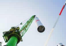 A empresa das energias eólicas está construindo uma exploração agrícola de vento em Bélgica foto de stock royalty free A empresa das energias eólicas está construindo uma exploração agrícola de vento em Bélgica foto de stock royalty free