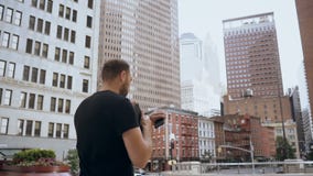 Empresaria hermosa joven con los documentos y smartphone que va a trabajar en Nueva York, América Cámara lenta metrajes Empresaria hermosa joven con los documentos y smartphone que va a trabajar en Nueva York, América Cámara lenta metrajes