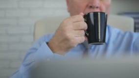 Empresario Drink una taza caliente de café o de té en sitio de la oficina fotografía de archivo libre de regalías Empresario Drink una taza caliente de café o de té en sitio de la oficina fotografía de archivo libre de regalías