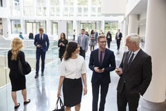 Empresarios en área ocupada del pasillo de la oficina moderna imágenes de archivo libres de regalías Empresarios en área ocupada del pasillo de la oficina moderna imágenes de archivo libres de regalías