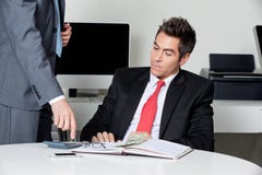 Empresarios que calculan finanzas imagen de archivo libre de regalías Empresarios que calculan finanzas imagen de archivo libre de regalías