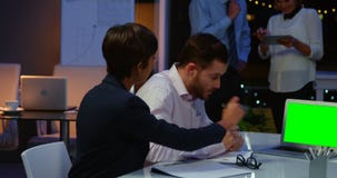 Empresarios que trabajan en el ordenador portátil en la sala de conferencias en oficina almacen de video Empresarios que trabajan en el ordenador portátil en la sala de conferencias en oficina almacen de video