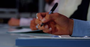 Empresarios que trabajan en oficina metrajes Empresarios que trabajan en oficina metrajes