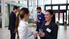 Empresarios sonrientes que obran recíprocamente con uno a durante rotura metrajes Empresarios sonrientes que obran recíprocamente con uno a durante rotura metrajes