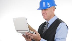 Empresário Image Wearing Hardhat que faz o coordenador Job With Laptop fotos de stock royalty free Empresário Image Wearing Hardhat que faz o coordenador Job With Laptop fotos de stock royalty free