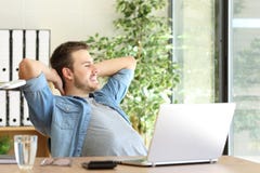 Empresário que relaxa e que pensa no escritório imagem de stock Empresário que relaxa e que pensa no escritório imagem de stock