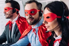 empresários super nas máscaras e auriculares que apoiam clientes fotografia de stock royalty free empresários super nas máscaras e auriculares que apoiam clientes fotografia de stock royalty free