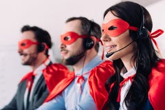 empresários super nas máscaras e auriculares que apoiam clientes imagens de stock royalty free empresários super nas máscaras e auriculares que apoiam clientes imagens de stock royalty free