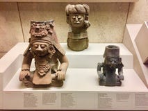 En begravnings- urna för staty av förfadern inom brittiskt museum royaltyfri bild En begravnings- urna för staty av förfadern inom brittiskt museum royaltyfri bild