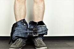 En begreppsbild av en man med flåsanden ner fotografering för bildbyråer En begreppsbild av en man med flåsanden ner fotografering för bildbyråer