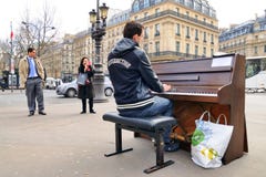 En begåvad hemlös musiker spelar pianot i gatan för att tjäna några pengar Arkivbild En begåvad hemlös musiker spelar pianot i gatan för att tjäna några pengar Arkivbild