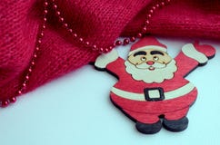 en bild med en röd stucken kanfas som pärlorna ligger på Närliggande är ett diagram av Santa Claus arkivfoto en bild med en röd stucken kanfas som pärlorna ligger på Närliggande är ett diagram av Santa Claus arkivfoto