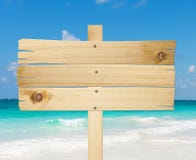 En bois signez dedans la plage. photo stock En bois signez dedans la plage. photo stock