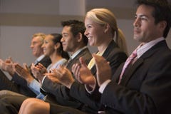 En businesspeople vijf die toejuicht glimlacht