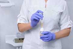 En el cuarto estético de la cosmetología, el médico del cosmetologist fotografía de archivo libre de regalías En el cuarto estético de la cosmetología, el médico del cosmetologist fotografía de archivo libre de regalías