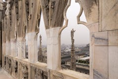 En el tejado de Milan Cathedral en Italia imagenes de archivo En el tejado de Milan Cathedral en Italia imagenes de archivo