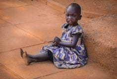 En fattig afrikansk flicka tigger för allmosa i huvudstaden Kampala royaltyfri fotografi En fattig afrikansk flicka tigger för allmosa i huvudstaden Kampala royaltyfri fotografi