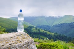 En flaska av rent dricksvatten i plast- flaska på berget arkivfoton En flaska av rent dricksvatten i plast- flaska på berget arkivfoton