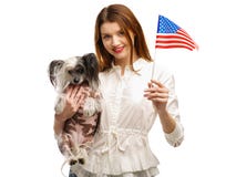 En flicka i en hand rymmer en amerikanska flaggan och i hennes begagnade håll en kines krönad hund isolerat arkivbilder En flicka i en hand rymmer en amerikanska flaggan och i hennes begagnade håll en kines krönad hund isolerat arkivbilder