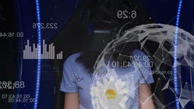 En flicka i en virtuell verklighethörlurar med mikrofon som sitter i en stol, påverkar varandra med en futuristisk holographic ma arkivfilmer En flicka i en virtuell verklighethörlurar med mikrofon som sitter i en stol, påverkar varandra med en futuristisk holographic ma arkivfilmer