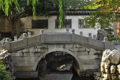 En forntida bro i Suzhou Shanghai Kina royaltyfri bild En forntida bro i Suzhou Shanghai Kina royaltyfri bild