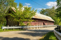 En gammal dold bro i lantliga Quebec royaltyfri foto En gammal dold bro i lantliga Quebec royaltyfri foto