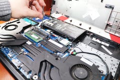 En geek gör ren en bärbar datorkylare Kontaminerad datorkylsystem arkivbild En geek gör ren en bärbar datorkylare Kontaminerad datorkylsystem arkivbild