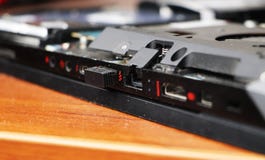 En geek gör ren en bärbar datorkylare Kontaminerad datorkylsystem arkivfoto En geek gör ren en bärbar datorkylare Kontaminerad datorkylsystem arkivfoto