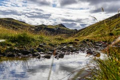 En Glaciel flod kör till och med ett isländskt landskap royaltyfria foton En Glaciel flod kör till och med ett isländskt landskap royaltyfria foton