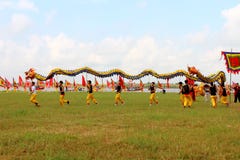 en grupp av den asiatiska folkdansen royaltyfri foto en grupp av den asiatiska folkdansen royaltyfri foto