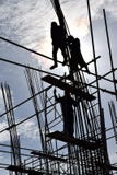 En grupp av filippinska konstruktionsstålarbetare som monterar stålstänger på höghus med inte riktiga skyddande dräkter och saf fotografering för bildbyråer En grupp av filippinska konstruktionsstålarbetare som monterar stålstänger på höghus med inte riktiga skyddande dräkter och saf fotografering för bildbyråer