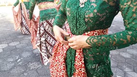 En grupp av h?rliga dansareflickor fr?n Yogyakarta med h?rliga Javanese dr?kter f?r traditionell dans arkivfoto En grupp av h?rliga dansareflickor fr?n Yogyakarta med h?rliga Javanese dr?kter f?r traditionell dans arkivfoto