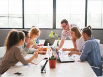 En grupp av kontorsarbetare som diskuterar problemen för affär för företags` s arkivfoton En grupp av kontorsarbetare som diskuterar problemen för affär för företags` s arkivfoton