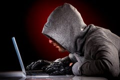 En hacker med bärbara datorn arkivfoton En hacker med bärbara datorn arkivfoton