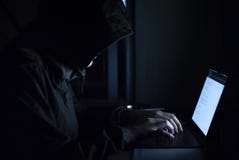 En hacker är i en uppsättning av svarta vattenfärger på framdelen Säkerhetsbegrepp av information om cybersäkerhet arkivfoto En hacker är i en uppsättning av svarta vattenfärger på framdelen Säkerhetsbegrepp av information om cybersäkerhet arkivfoto