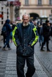 En hemlös man som in täckas, dreglar, och smuts går till och med gatorna av Prague på en kall vårdag fotografering för bildbyråer En hemlös man som in täckas, dreglar, och smuts går till och med gatorna av Prague på en kall vårdag fotografering för bildbyråer