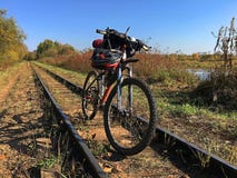En härlig dag för en turist- tur på en cykel arkivbild En härlig dag för en turist- tur på en cykel arkivbild