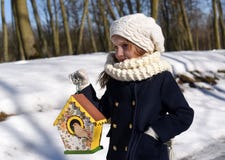 En härlig le liten flicka som rymmer ett fågelhus i en parkera fotografering för bildbyråer En härlig le liten flicka som rymmer ett fågelhus i en parkera fotografering för bildbyråer