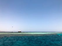 En härlig seascape som förbiser det blåa salta havet på den tropiska badorten och haveriplatsen av ett skepp, ett fartyg, en tank fotografering för bildbyråer En härlig seascape som förbiser det blåa salta havet på den tropiska badorten och haveriplatsen av ett skepp, ett fartyg, en tank fotografering för bildbyråer