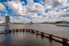 En härlig sikt på vilket van vid är hamnen av Amsterdam i guldåldern royaltyfri bild En härlig sikt på vilket van vid är hamnen av Amsterdam i guldåldern royaltyfri bild