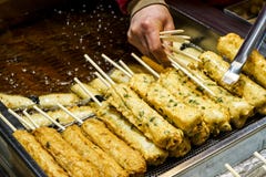 En hög av den handgjorda fiskkakan för cherryThe på den traditionella marknaden i Sydkorea arkivfoto En hög av den handgjorda fiskkakan för cherryThe på den traditionella marknaden i Sydkorea arkivfoto