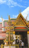 En jätte- modell Arun Wanaram Temple Bangkok, Thailand Datum: 10/21/2015 royaltyfri foto En jätte- modell Arun Wanaram Temple Bangkok, Thailand Datum: 10/21/2015 royaltyfri foto