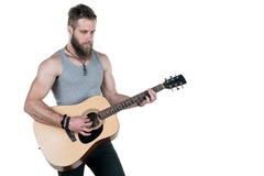 En karismatisk man med ett skägg rymmer en akustisk gitarr, på en vit isolerad bakgrund Horisontal inrama royaltyfria bilder En karismatisk man med ett skägg rymmer en akustisk gitarr, på en vit isolerad bakgrund Horisontal inrama royaltyfria bilder