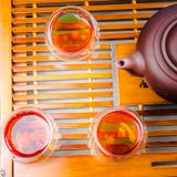 En kopp av helt te för bladlapsangsouchong, ett rikt rökigt smaksatt te royaltyfria foton En kopp av helt te för bladlapsangsouchong, ett rikt rökigt smaksatt te royaltyfria foton