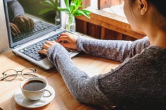 En kopp kaffe på ett arbete för kvinna` s arkivfoton En kopp kaffe på ett arbete för kvinna` s arkivfoton
