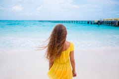 En kvinna i gula sundress på en tropisk strand Royaltyfri Fotografi En kvinna i gula sundress på en tropisk strand Royaltyfri Fotografi