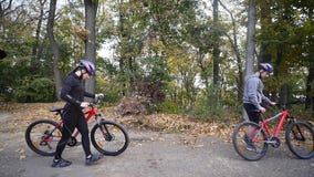 En kvinna och en man som rider en cykel om höstdagen lager videofilmer En kvinna och en man som rider en cykel om höstdagen lager videofilmer