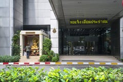 En kvinna som ber i Bangkok royaltyfri foto En kvinna som ber i Bangkok royaltyfri foto
