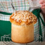 En kvinna som duggar påskbröd med Sugar Icing royaltyfria foton En kvinna som duggar påskbröd med Sugar Icing royaltyfria foton